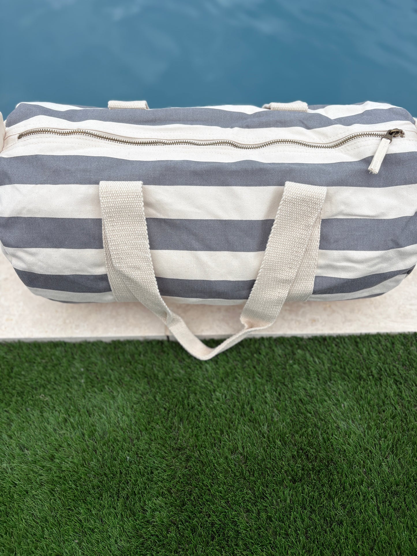 Sac polochon en coton rayé gris et blanc