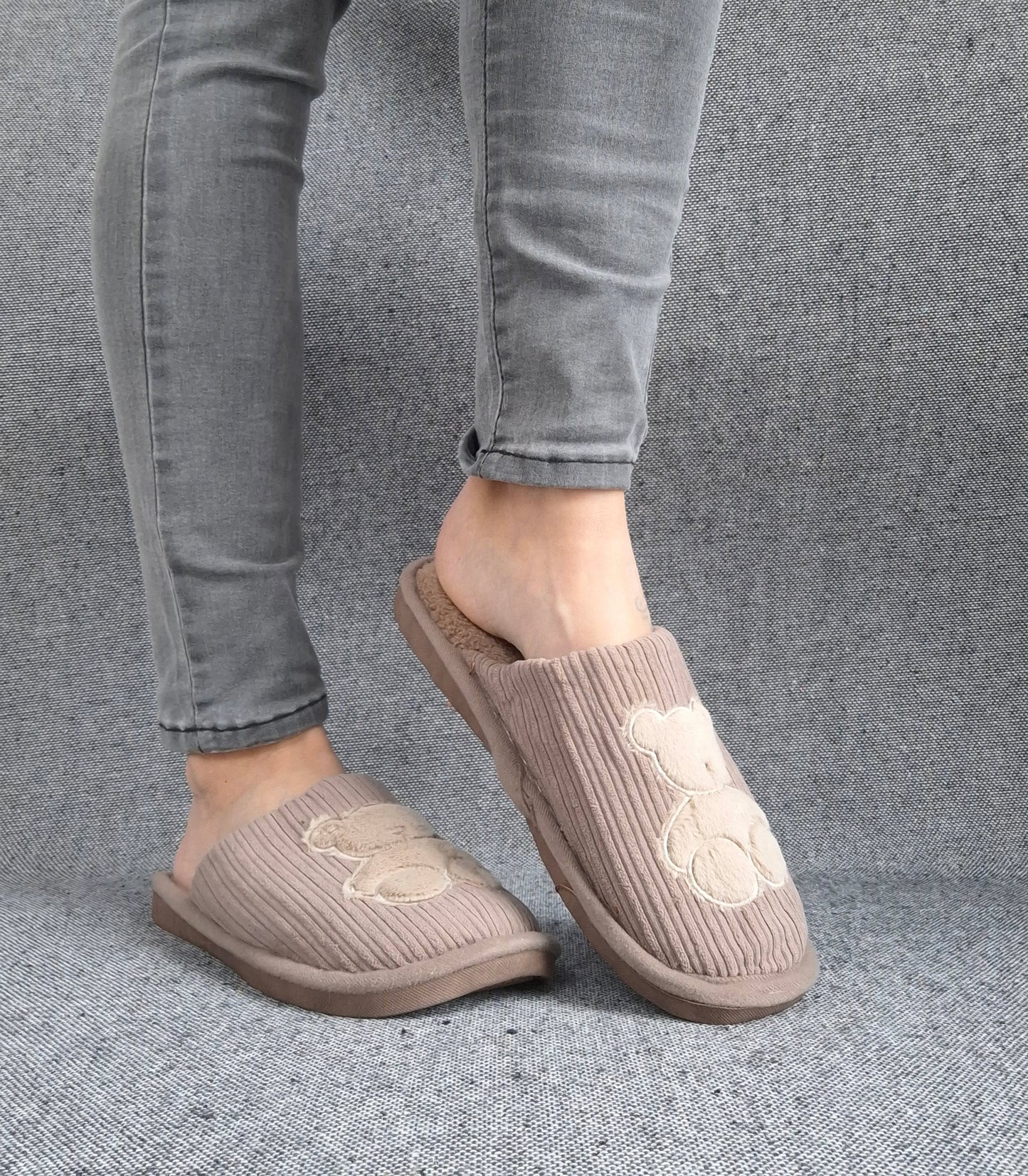 Chaussons fourrés marron en tissu avec motif ours