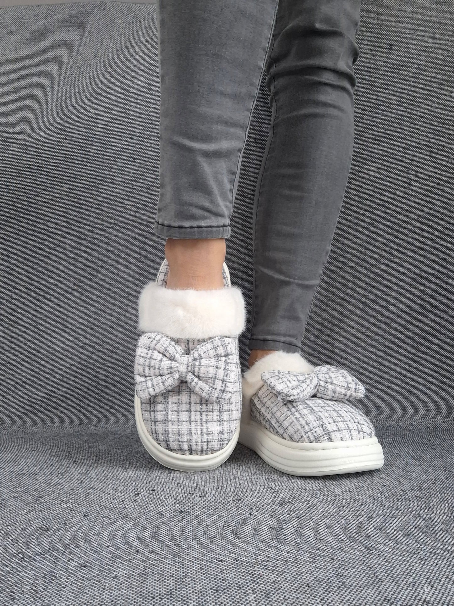 Chaussons fourrés bleu et blanc en tissu à carreaux avec noeud