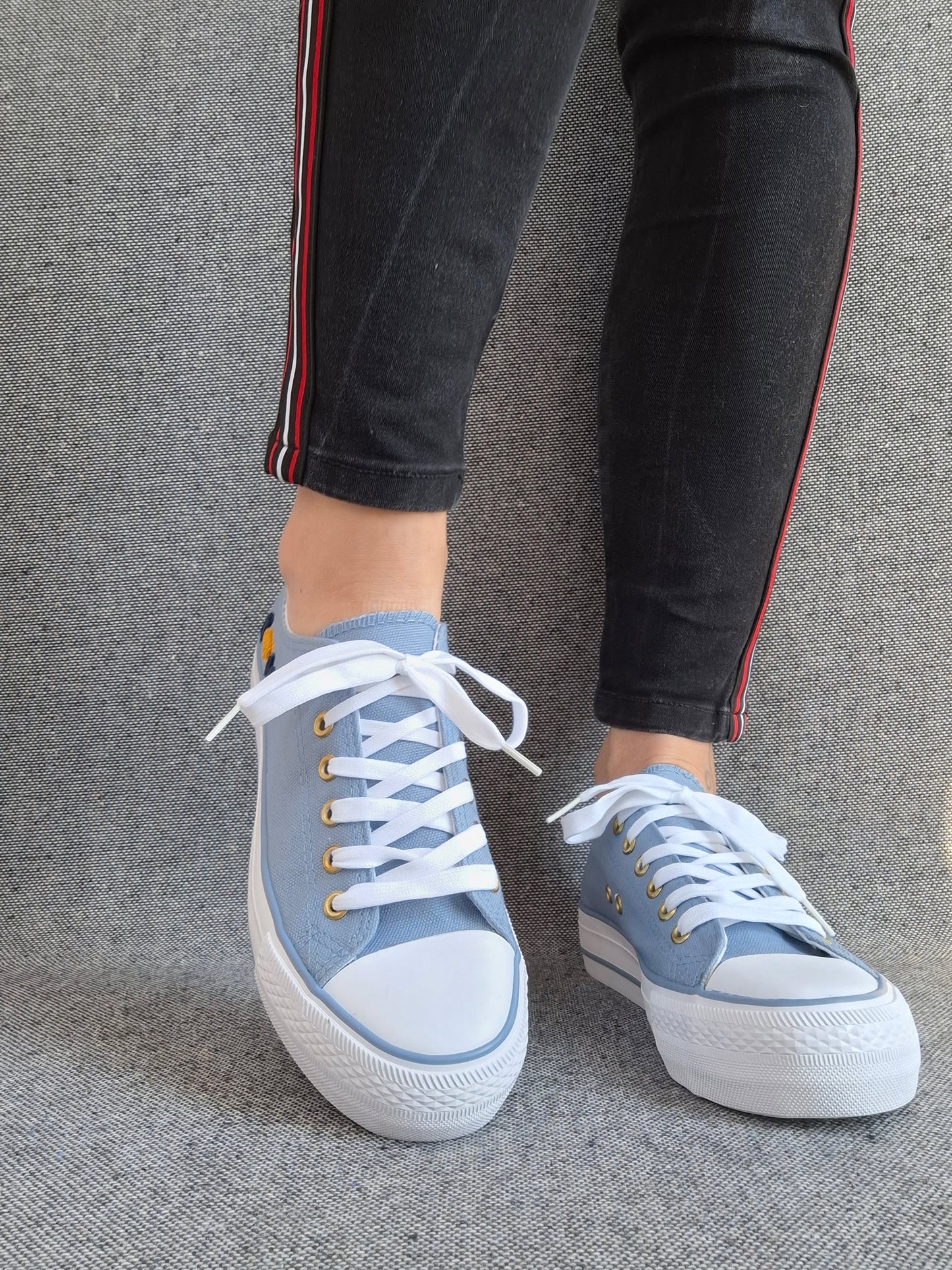 Chaussures baskets basses en toile bleu denim avec inscription “Amor” style converse
