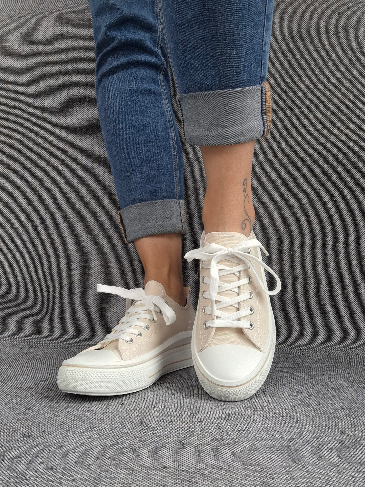 Chaussures baskets en toile beige clair semelle compensée style converse