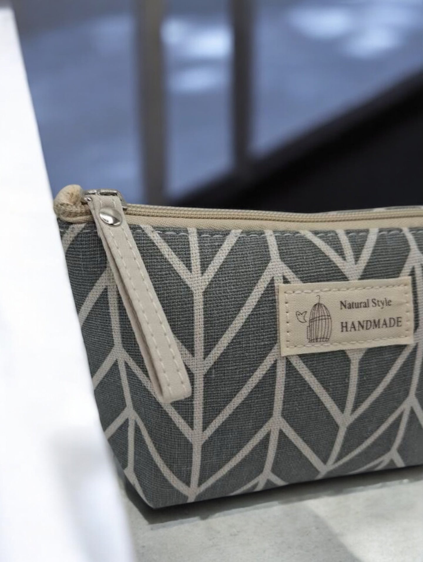 Trousse en coton motif géométrique blanc sur fond gris