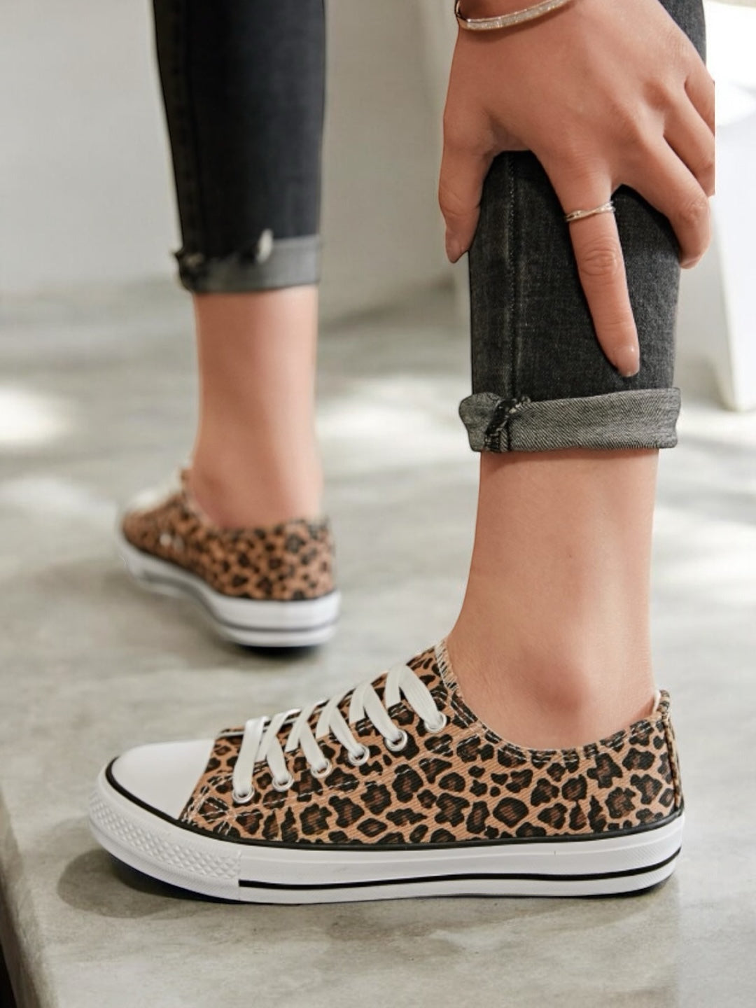 Chaussures baskets basses tissu léopard style converse
