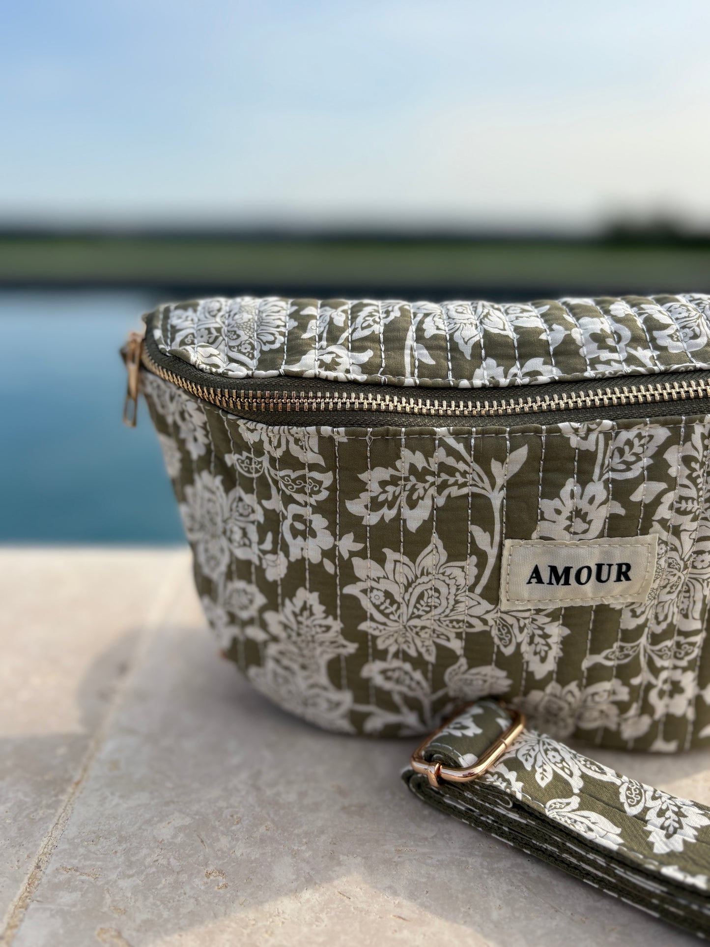 Sac banane coton matelassé liberty toile de jouy fleuri vert kaki et blanc