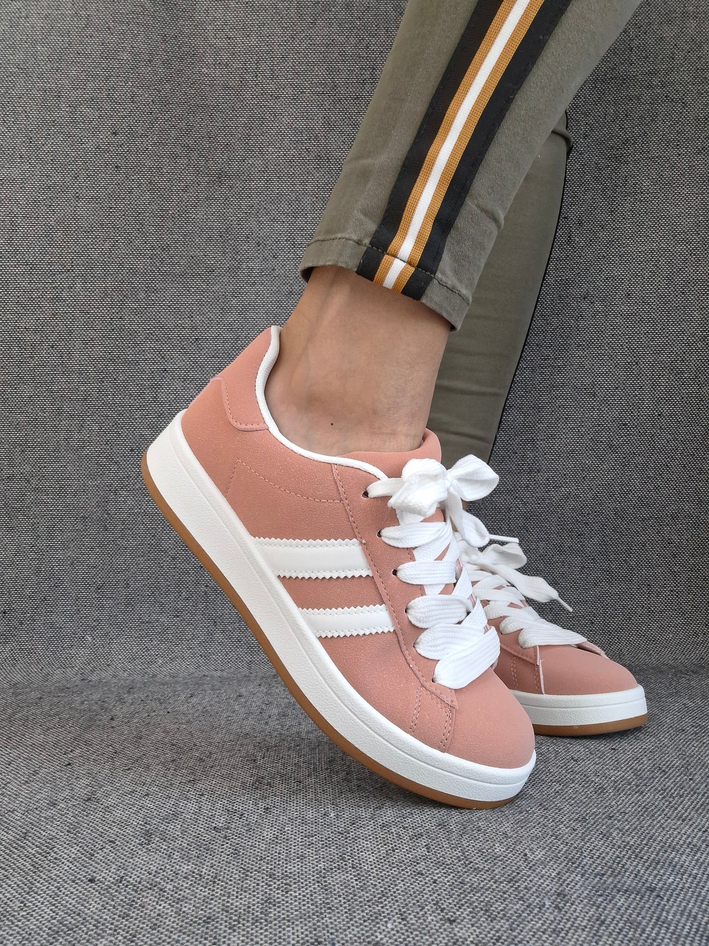 Chaussures baskets basses corail avec bandes blanches style sneakers campus