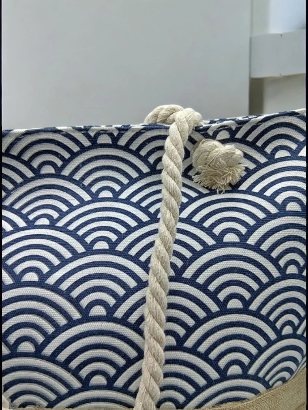 Sac à main de plage porté à l’épaule bleu motifs vagues