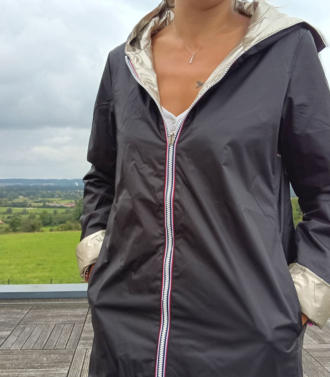 Laura Jo - Imperméable réversible long mi-saison garnissage ouate couleur noir / doré - Curvy