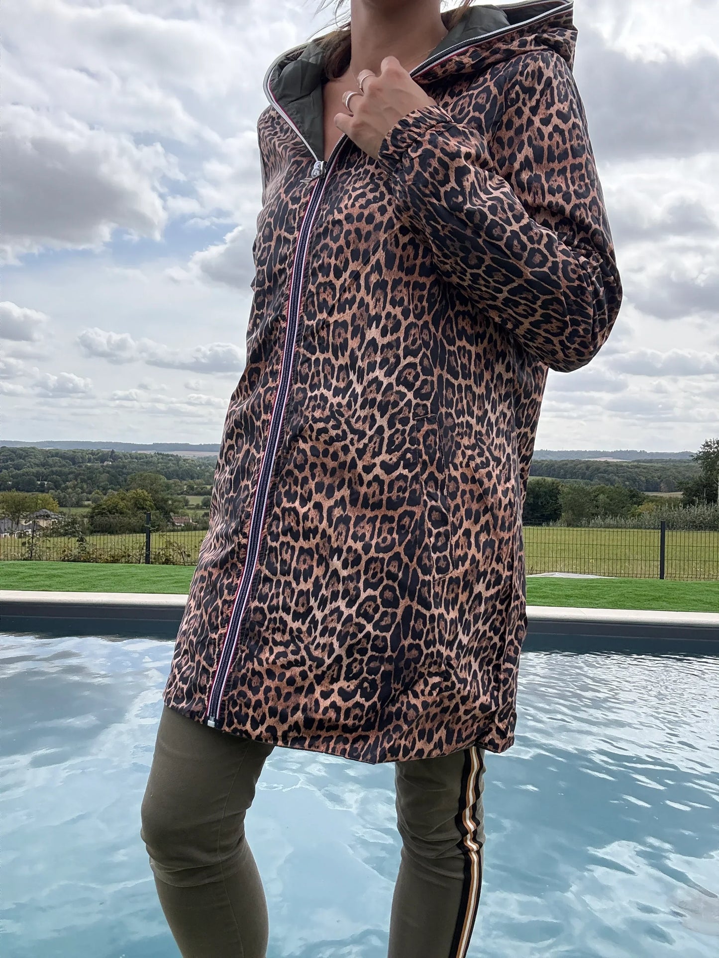 New Lolo - Impermeable largo reversible sin relleno de guata color azul marino/leopardo