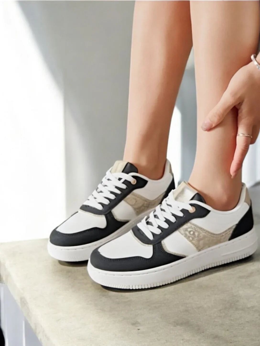 Chaussures baskets blanches et noirs details dorés style sneakers