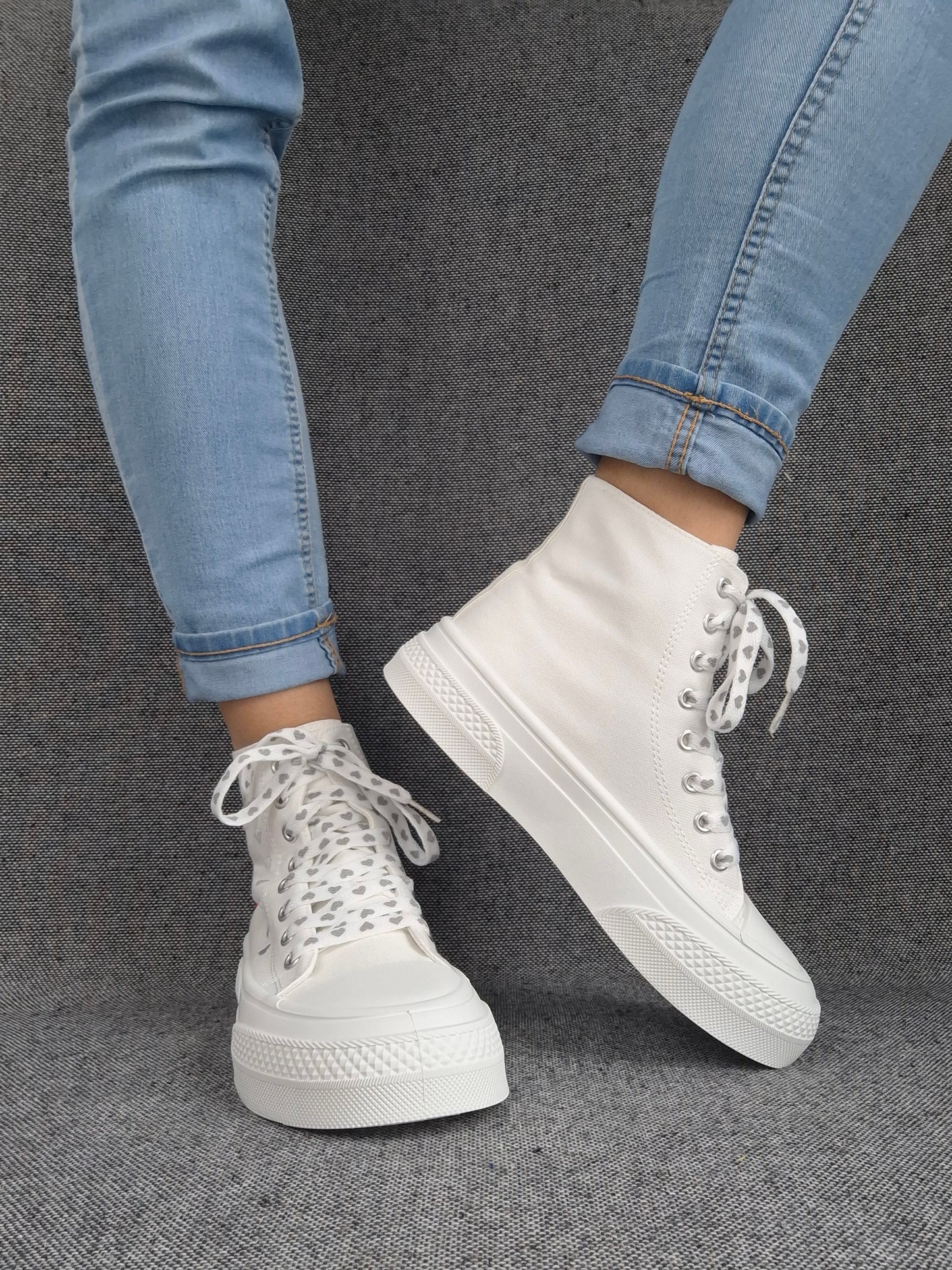 Chaussures baskets hautes en tissu toile beige avec motifs coeurs semelles compensées