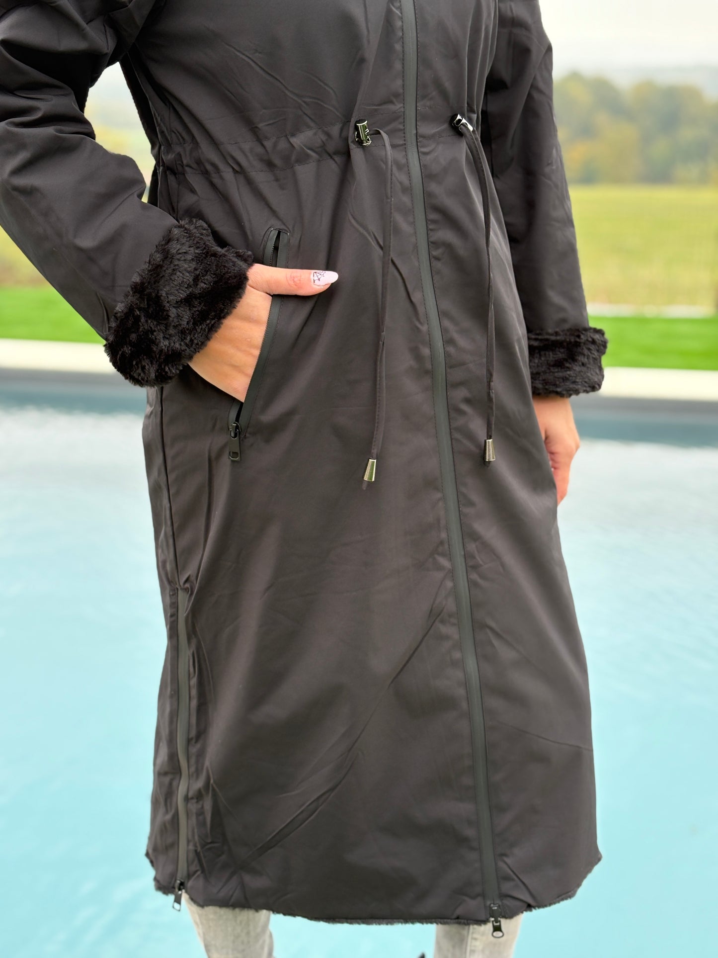 Manteau long réversible noir fausse fourrure avec capuche et cordons de serrage à la taille