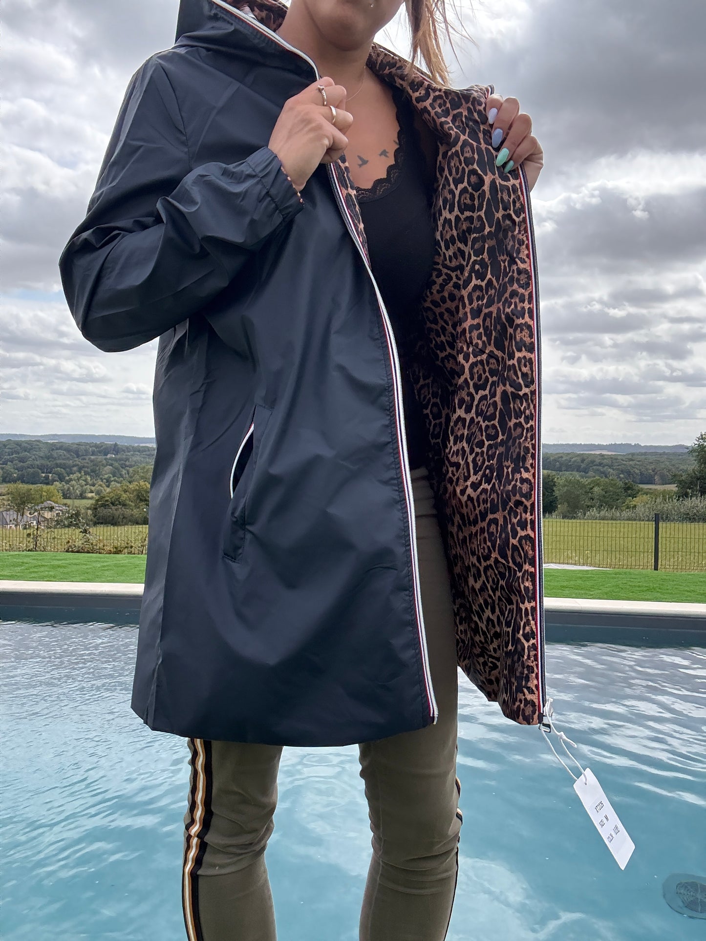 New Lolo - Imperméable réversible long sans garnissage ouate couleur bleu marine/léopard - Curvy