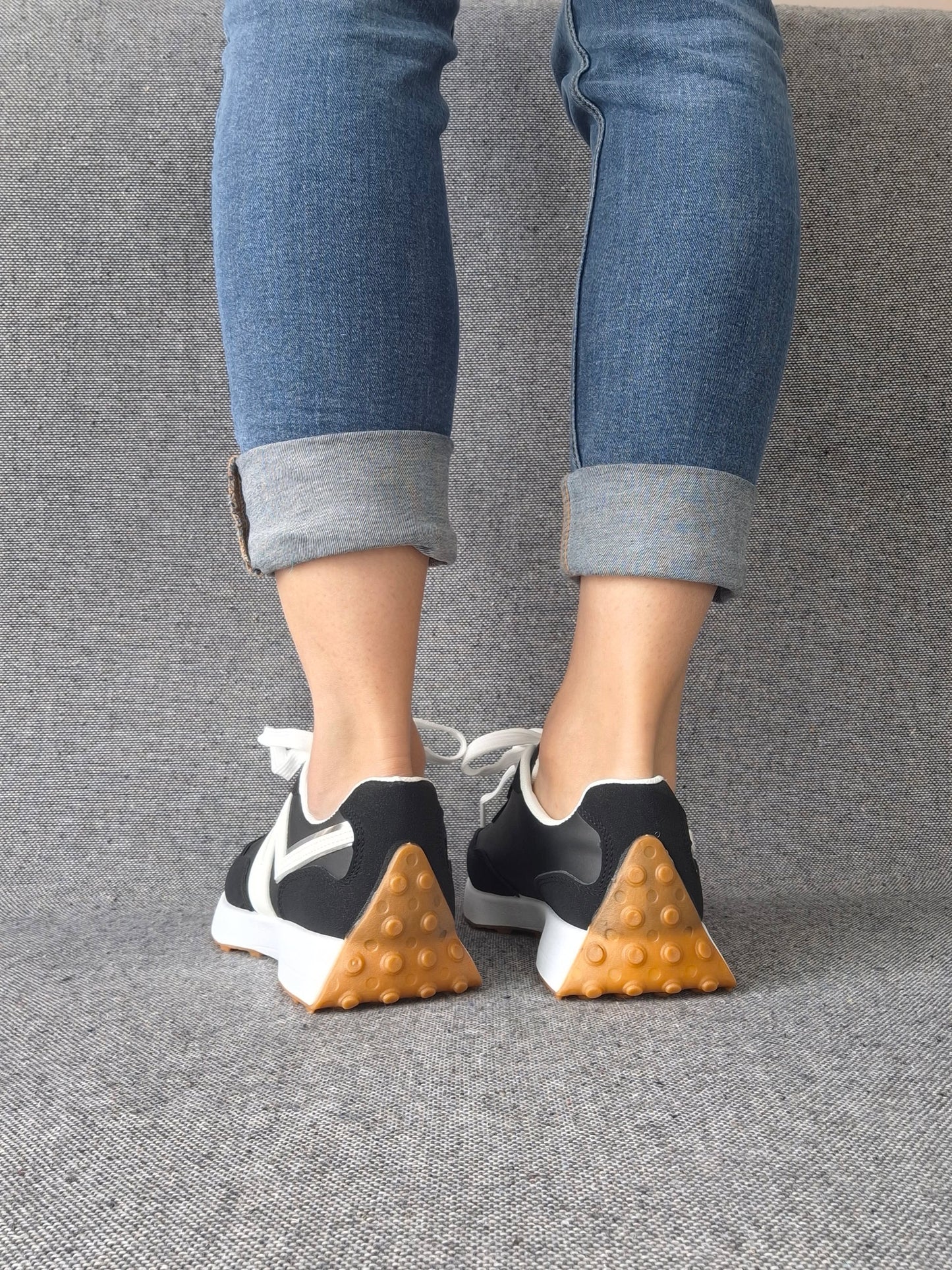 Chaussures baskets en tissu noir rehaussée par un motif blanc style sneakers