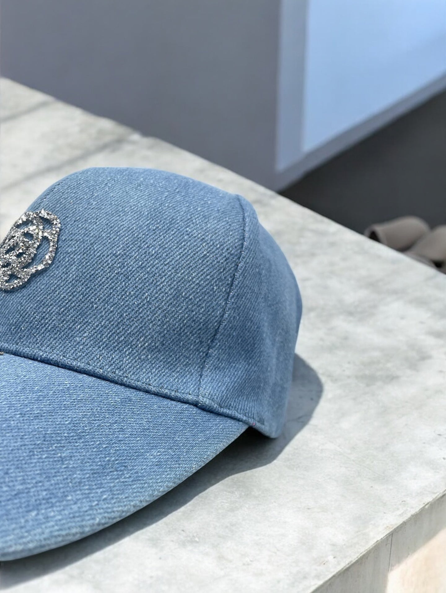 Casquette en coton jean bleu avec logo en strass