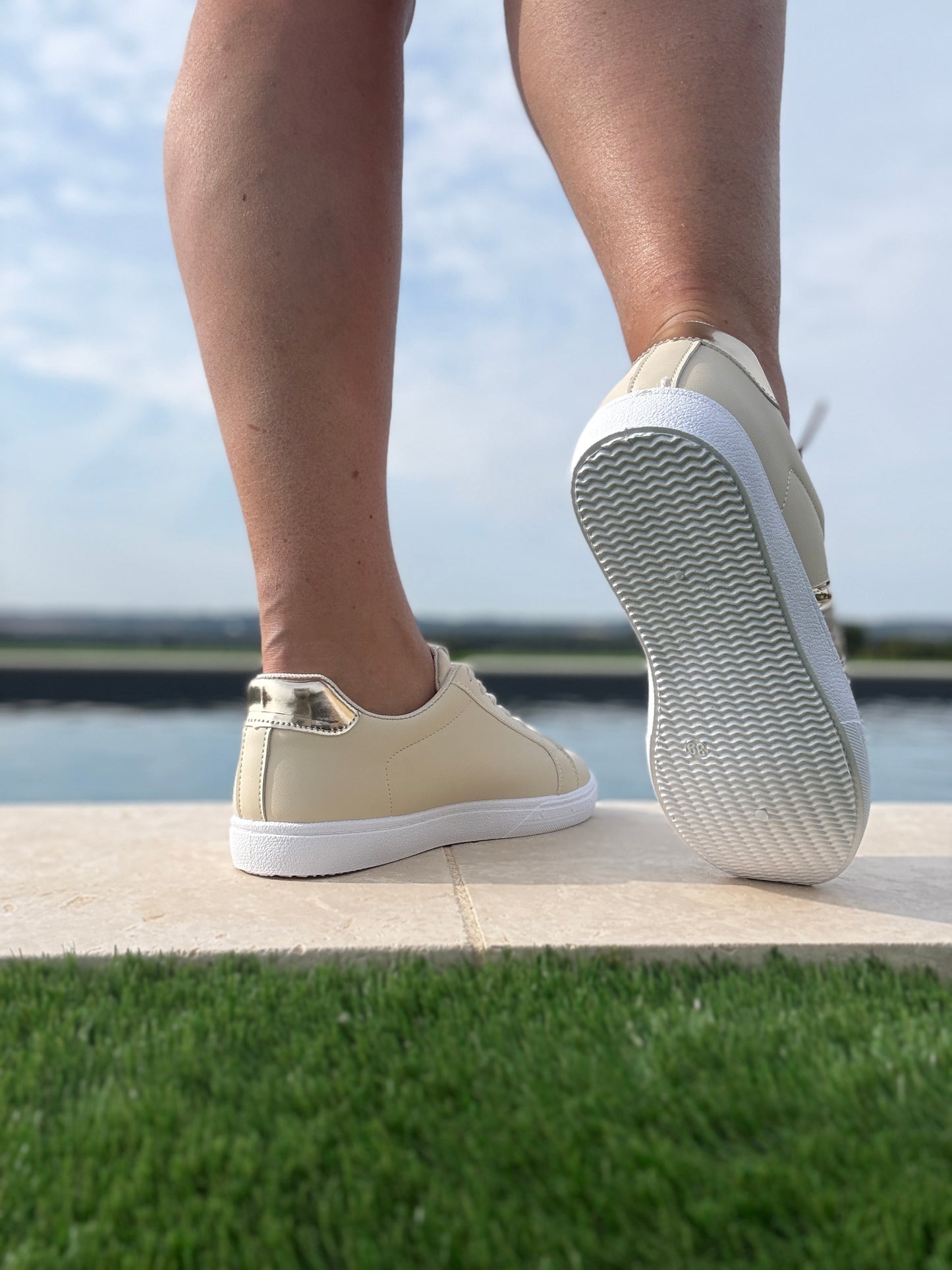 Chaussures baskets beige avec bandes dorées style sneakers