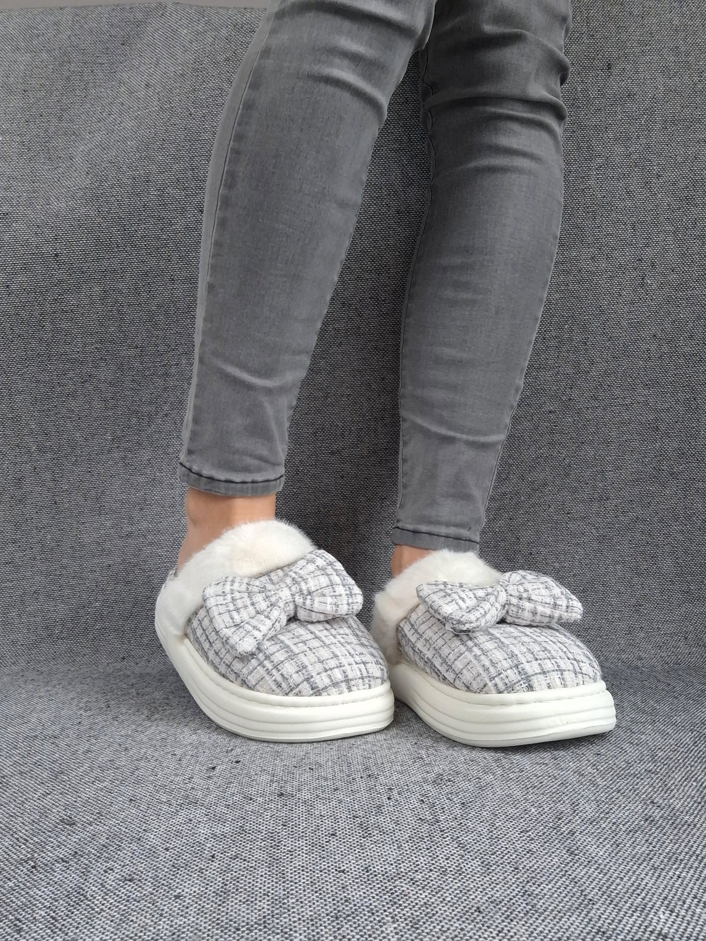 Chaussons fourrés bleu et blanc en tissu à carreaux avec noeud