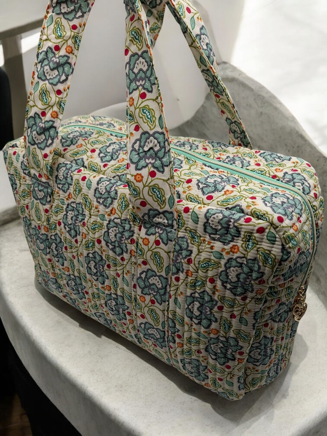 Sac week-end polochon en coton matelassé blanc liberty fleuri jaune et bleu
