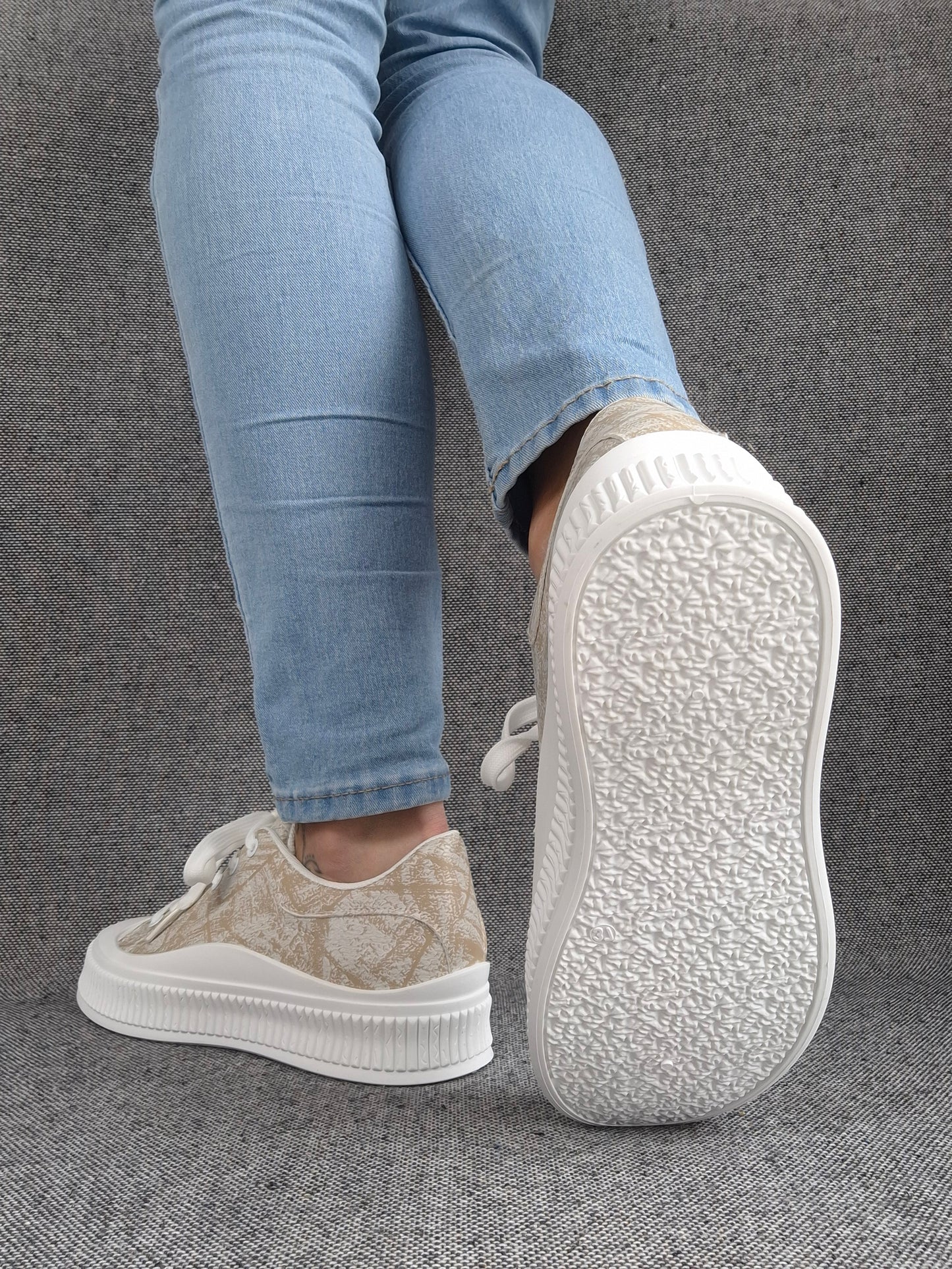Chaussures baskets basses en simili beige strié et blanc type converse
