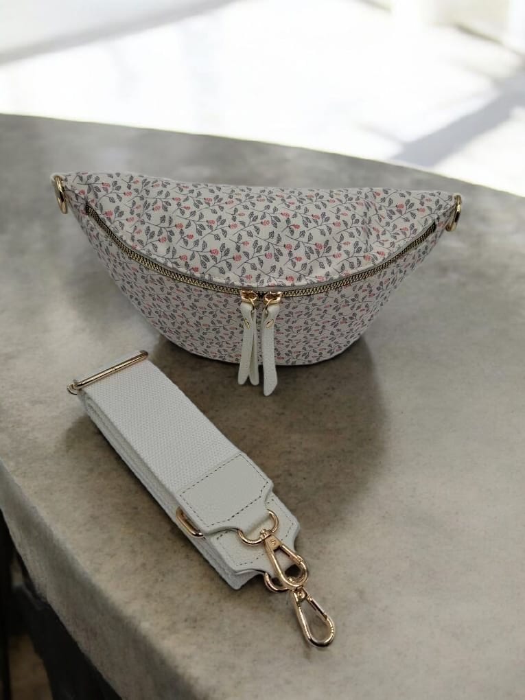 Sac banane en tissu coton liberty blanc motif floral tons rose et gris