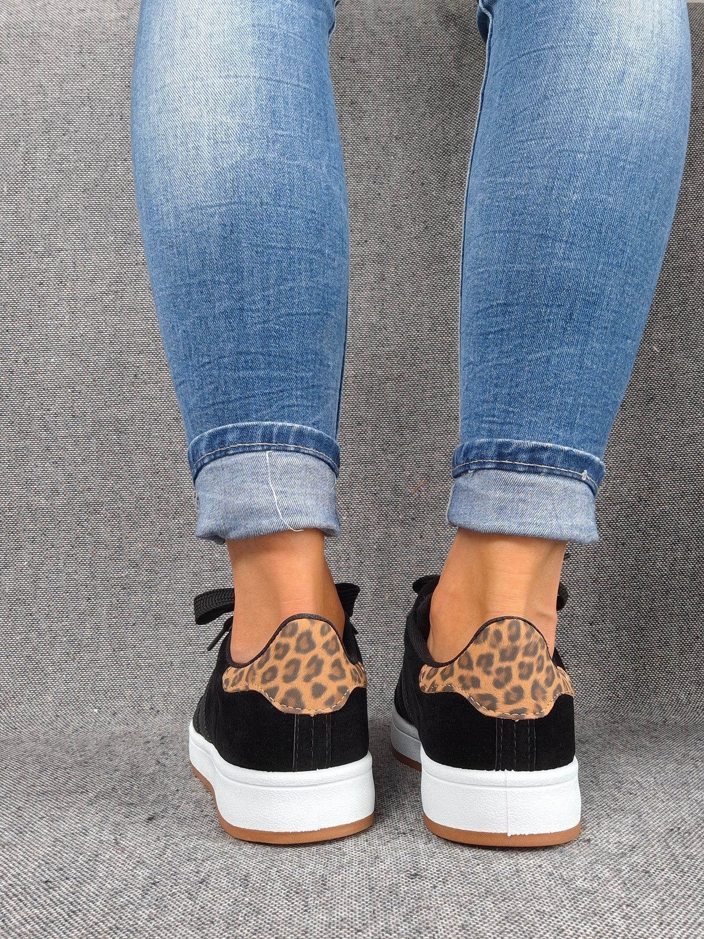 Chaussures baskets basses noires rayures noires motif léopard style campus