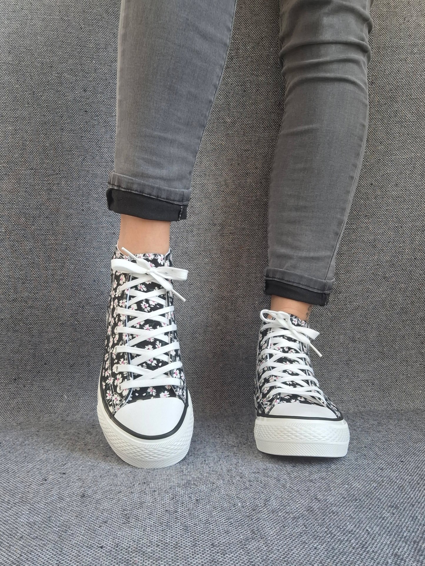 Chaussures baskets hautes motifs liberty fleurs noire en tissu style converse