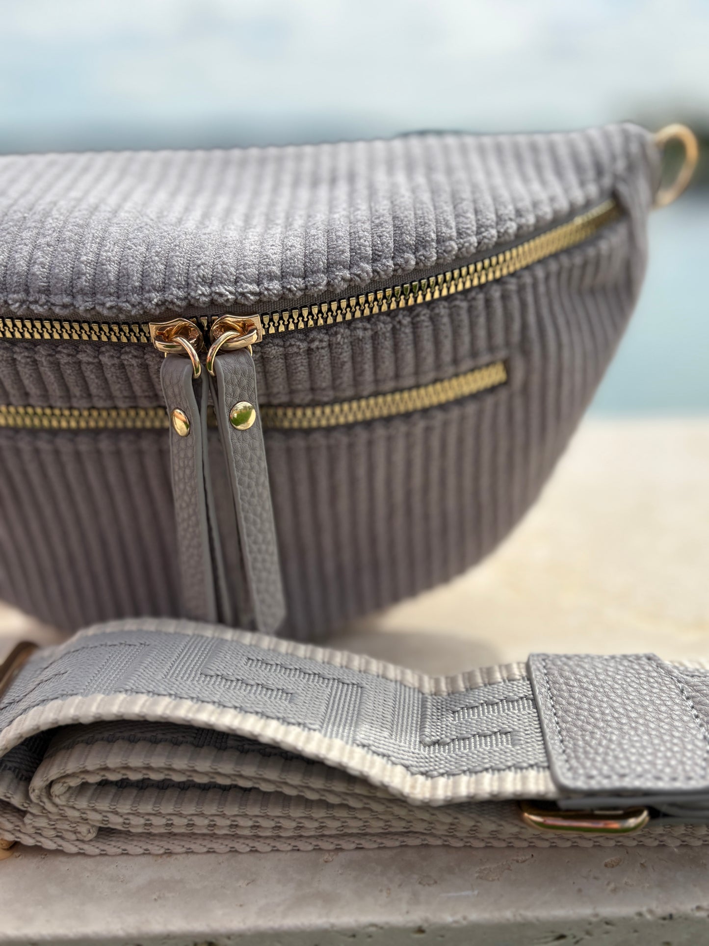 Sac banane velours côtelé 2 poches gris sangle fantaisie