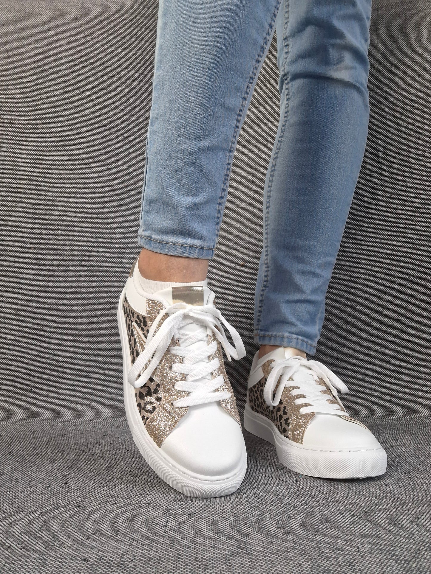 Chaussures baskets blanches beige motif léopard étoile style sneakers