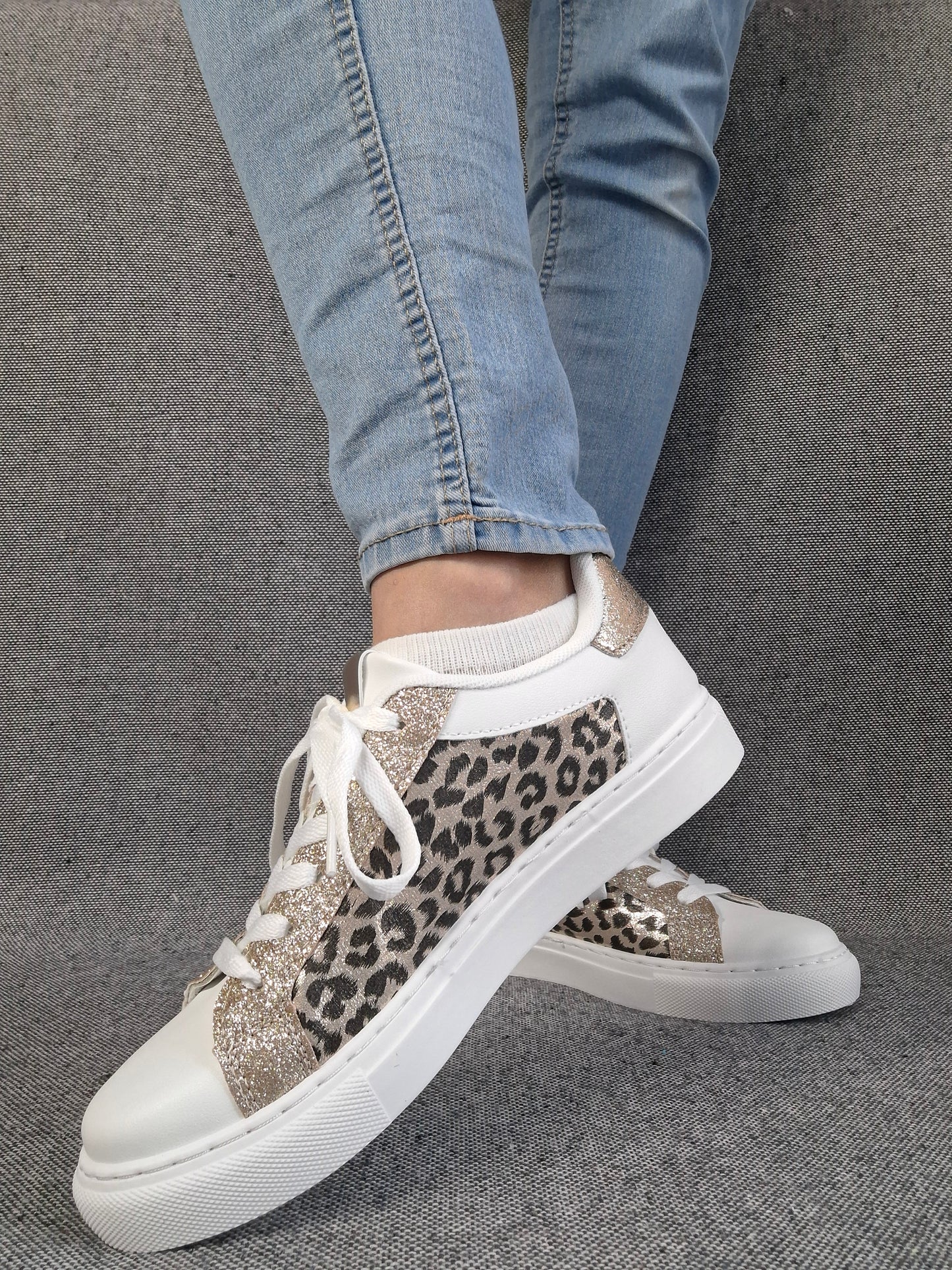 Chaussures baskets blanches beige motif léopard étoile style sneakers