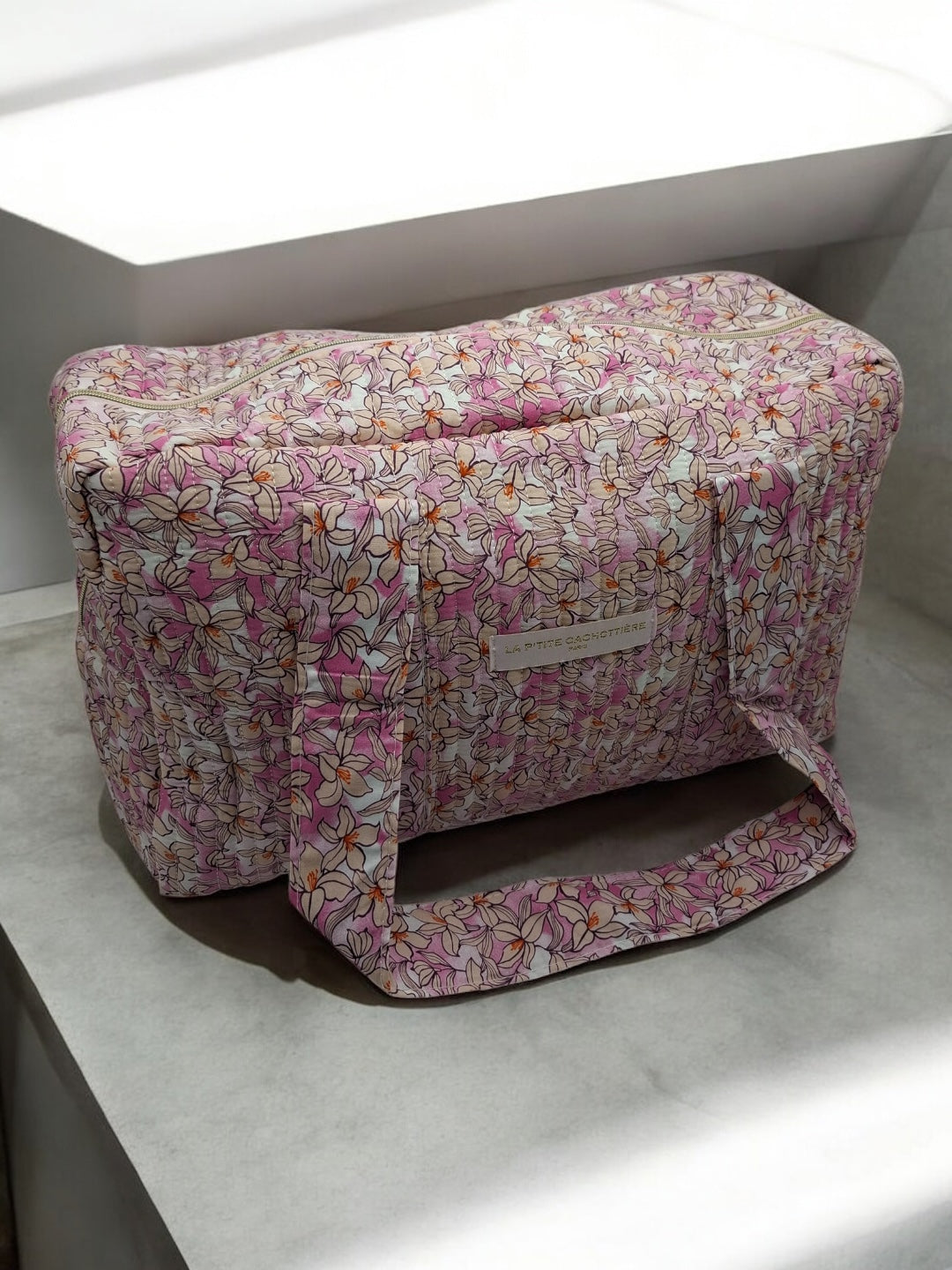 Sac week-end polochon en coton matelassé rose liberty fleuri rose et taupe