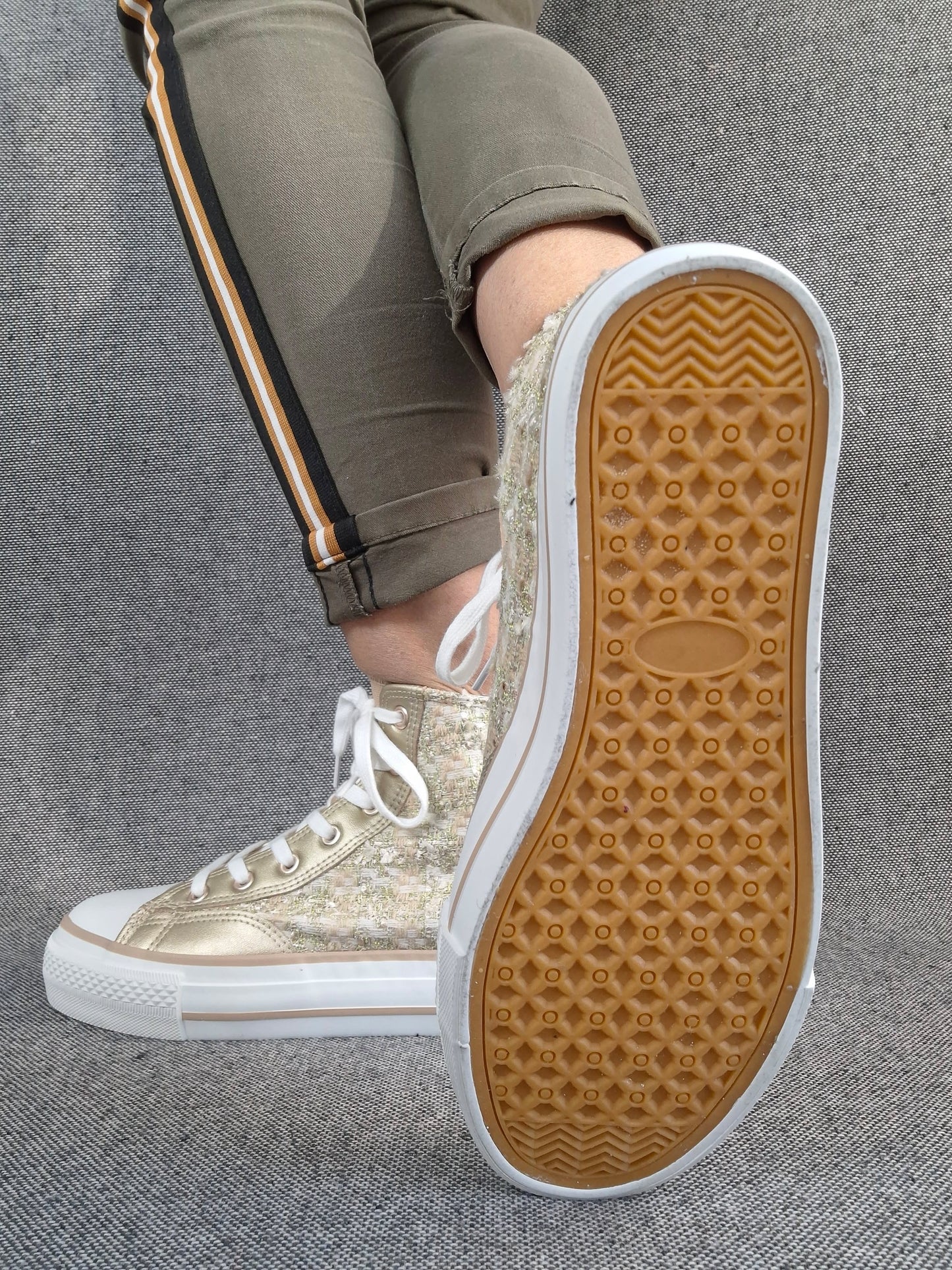 Chaussures baskets hautes en tweed doré style converse