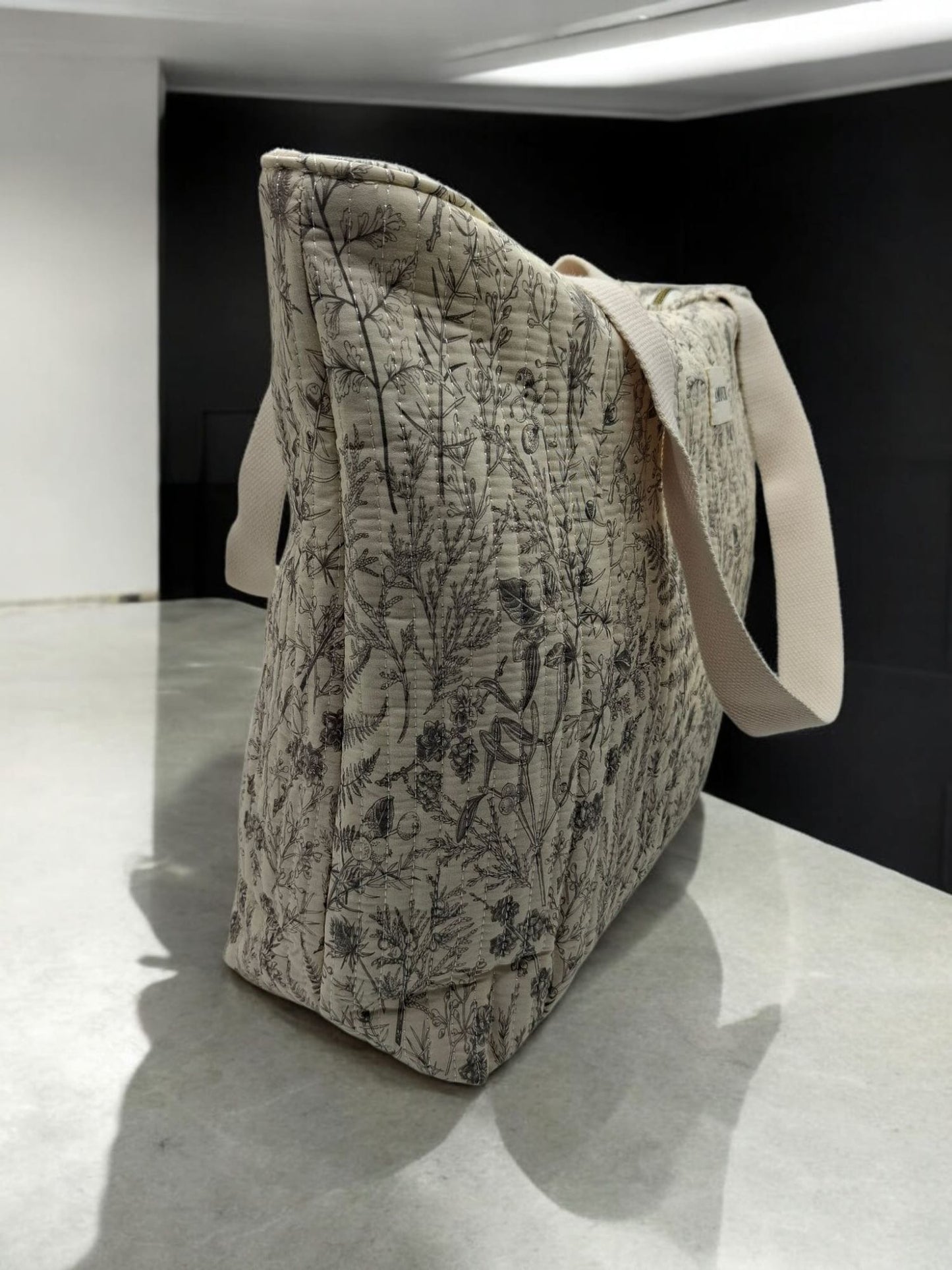 Sac cabas porté épaule blanc en coton liberty fleuri noir et creme