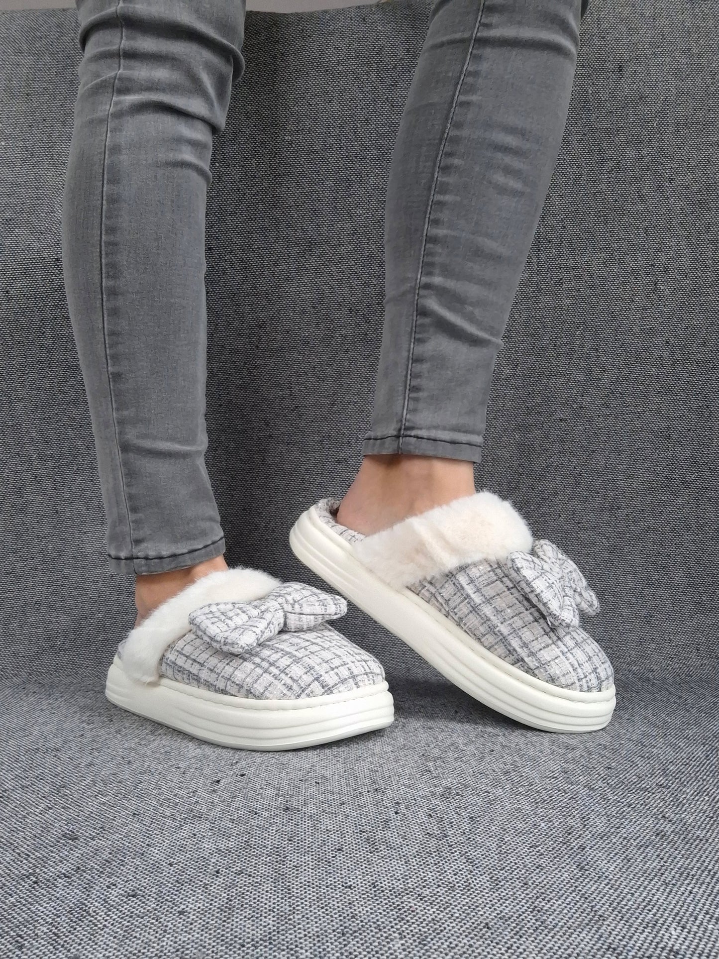 Chaussons fourrés bleu et blanc en tissu à carreaux avec noeud