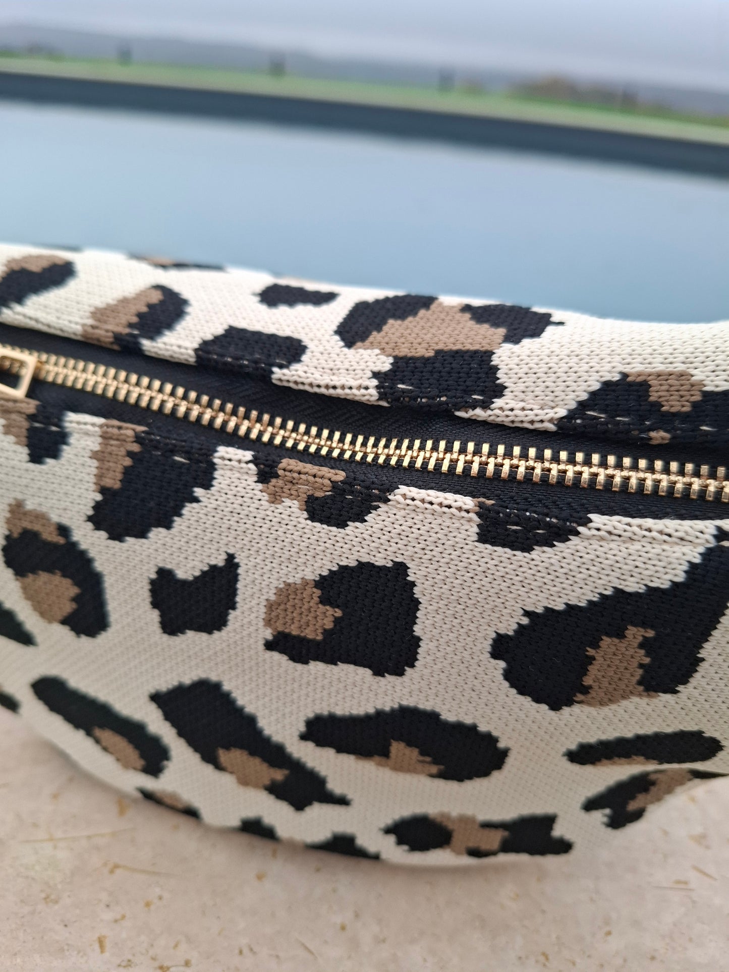 Sac banane en tissu toucher jute beige imprimé léopard