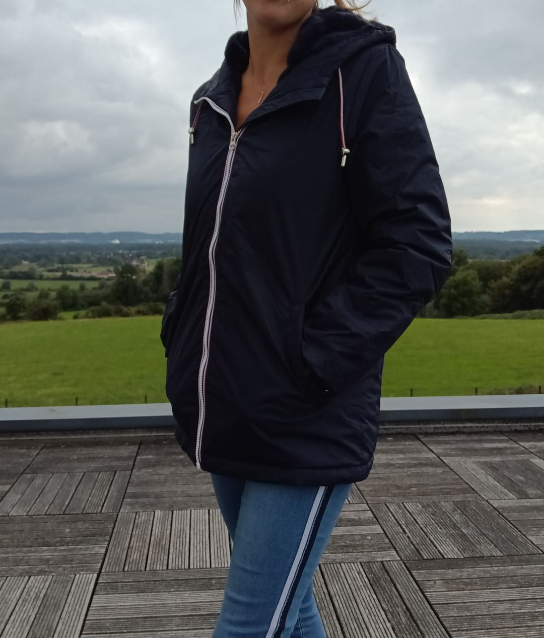 Laura Jo - Imperméable mi long doublé en fausse fourrure cordon tricolore couleur bleu marine