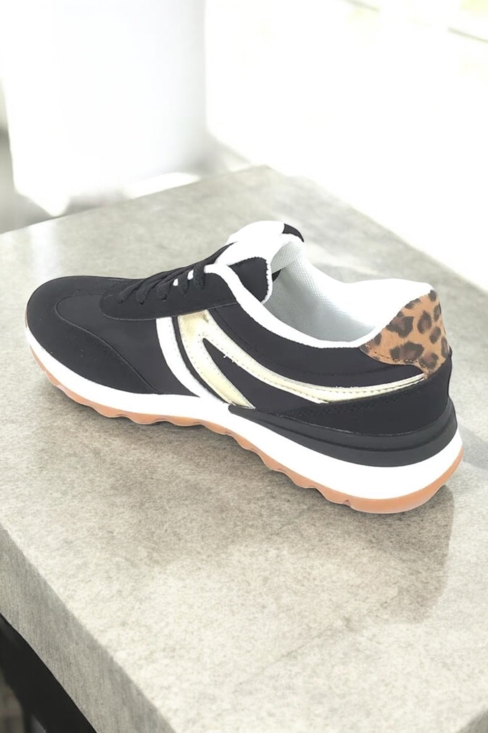 Chaussures baskets basses noir doré style sneakers new balance