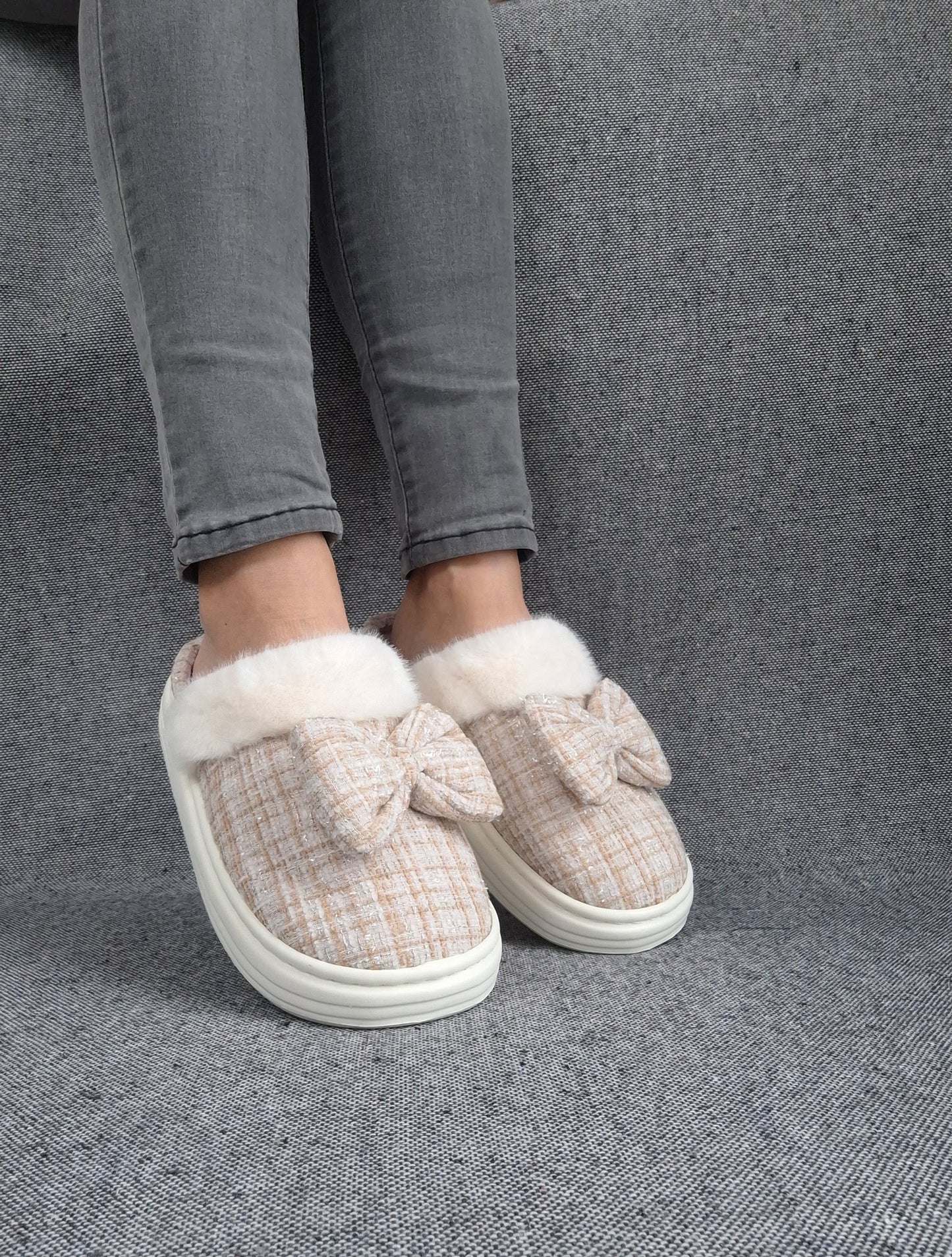 Chaussons fourrés beige et blanc en tissu à carreaux avec noeud