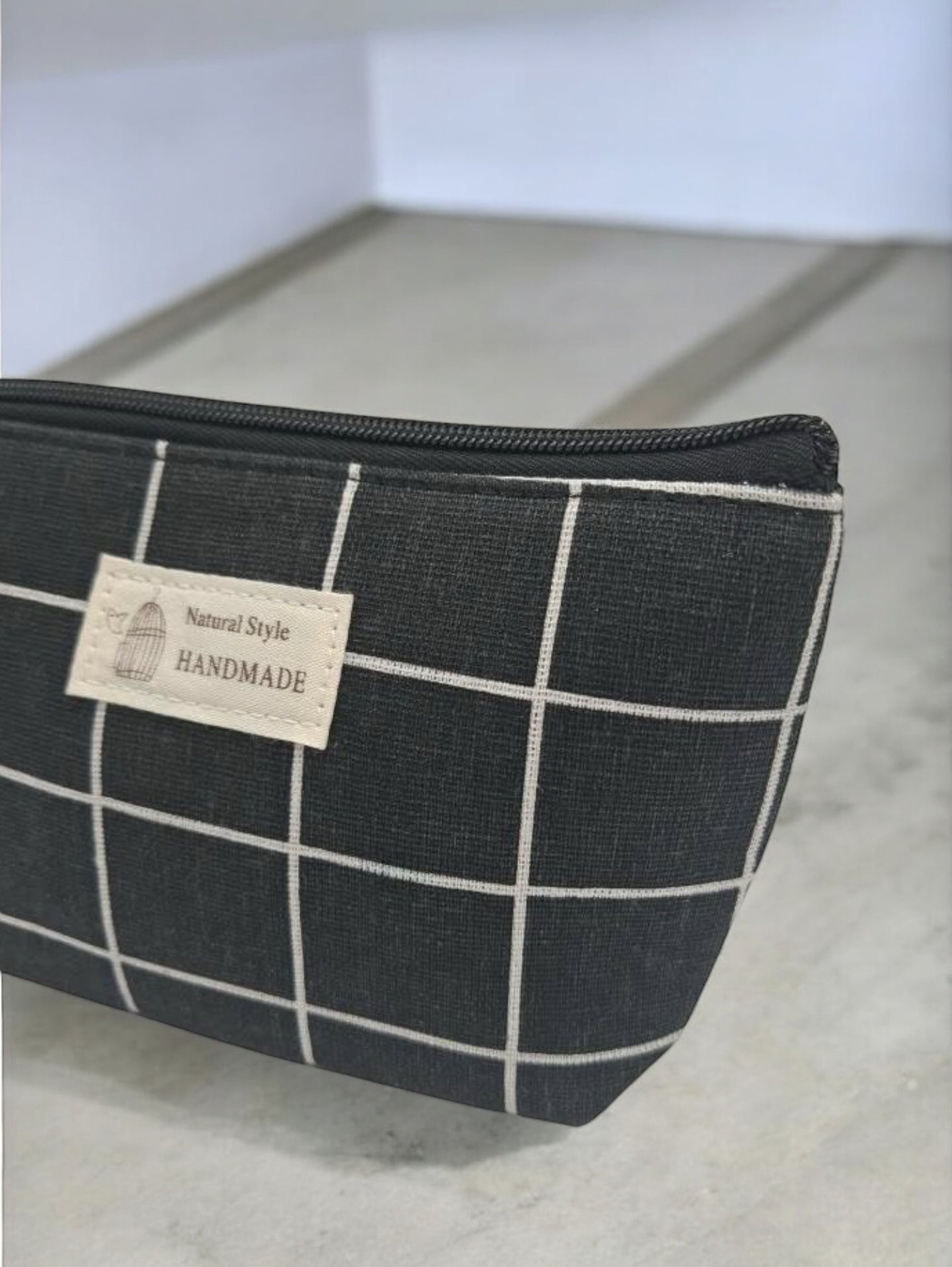 Trousse en coton motif à carreaux blancs sur un fond noir