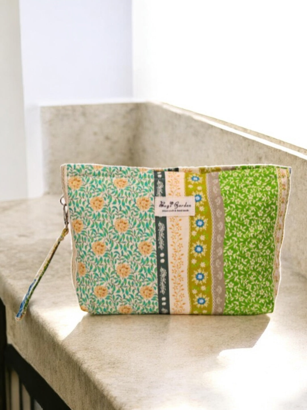 Trousse en tissu imperméabilisé motifs patchwork multicolores imprimés floraux et géométriques vert beige bleu