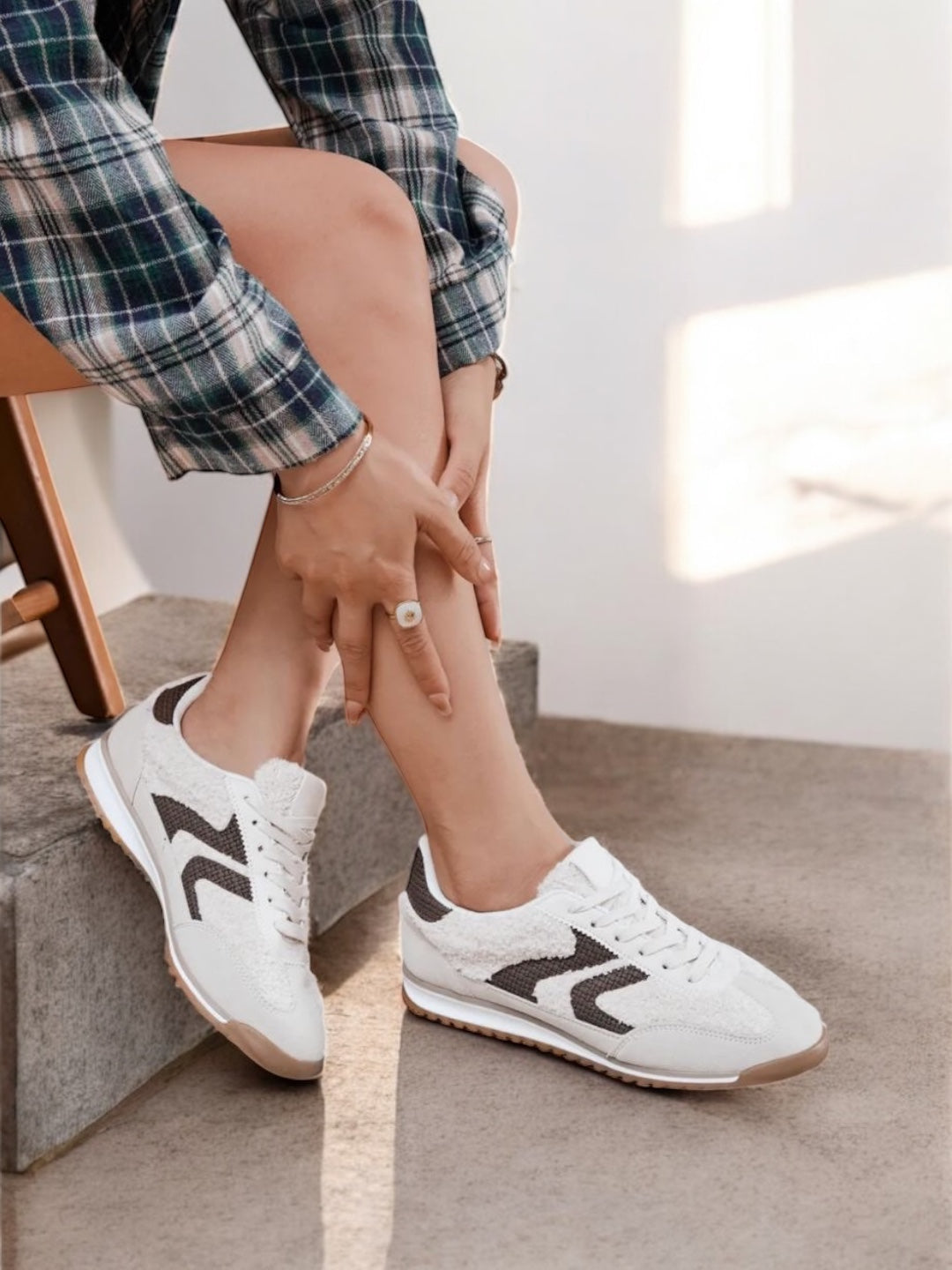 Nouveautés - Chaussures baskets en moumoute bouclettes blanches et noires avec motif en zigzag