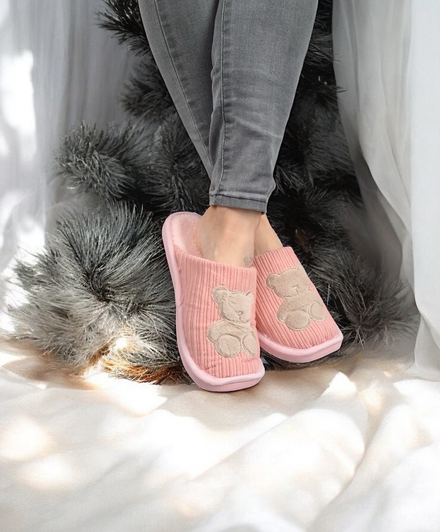 Chaussons fourrés rose en tissu avec motif ours