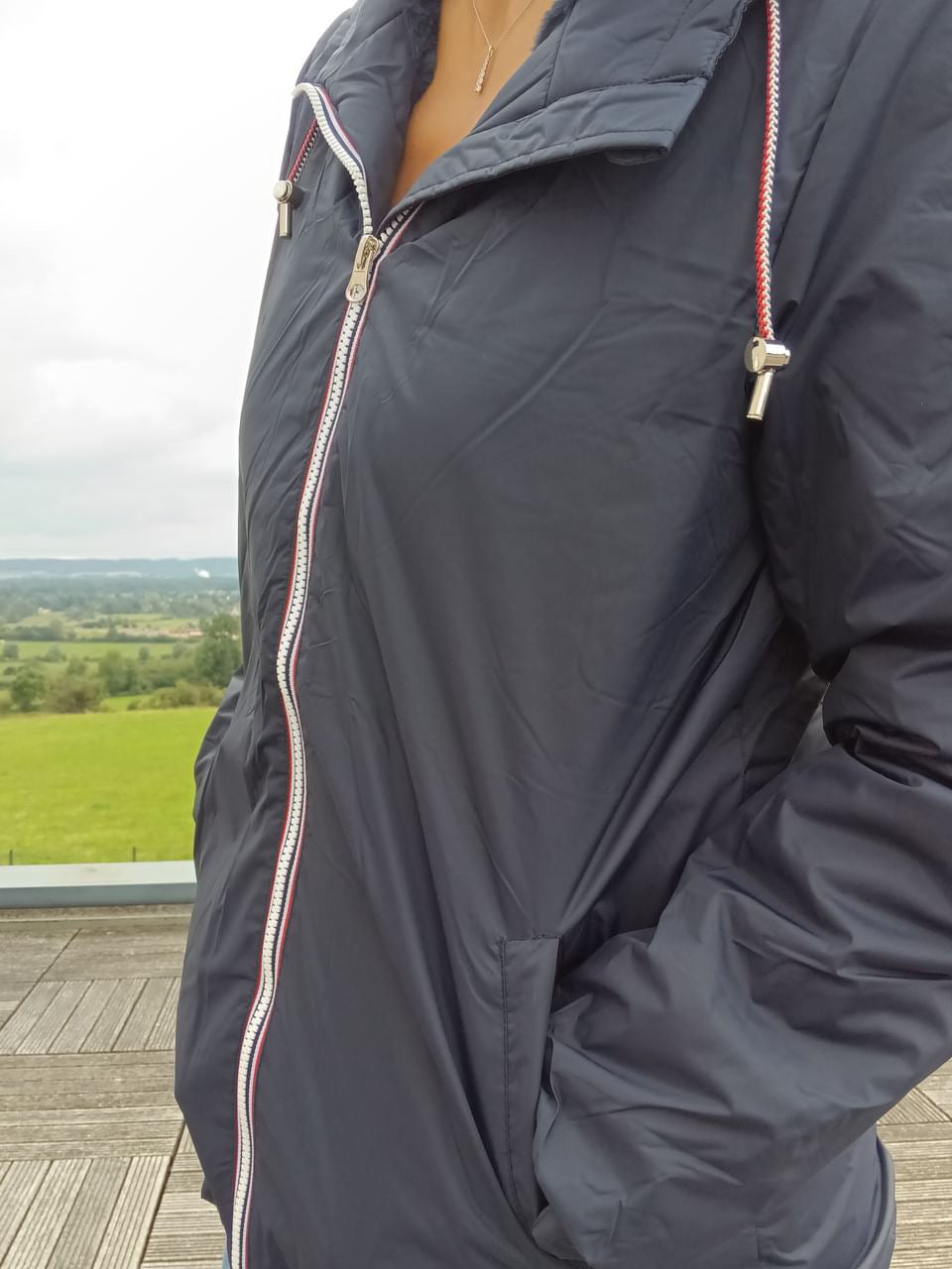 Laura Jo - Imperméable mi long doublé en fausse fourrure cordon tricolore couleur bleu marine