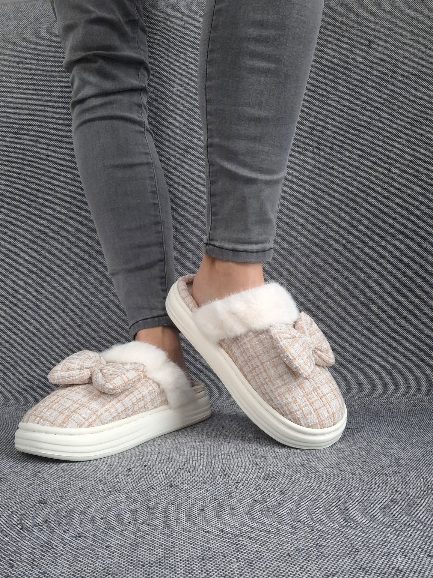 Chaussons fourrés beige et blanc en tissu à carreaux avec noeud