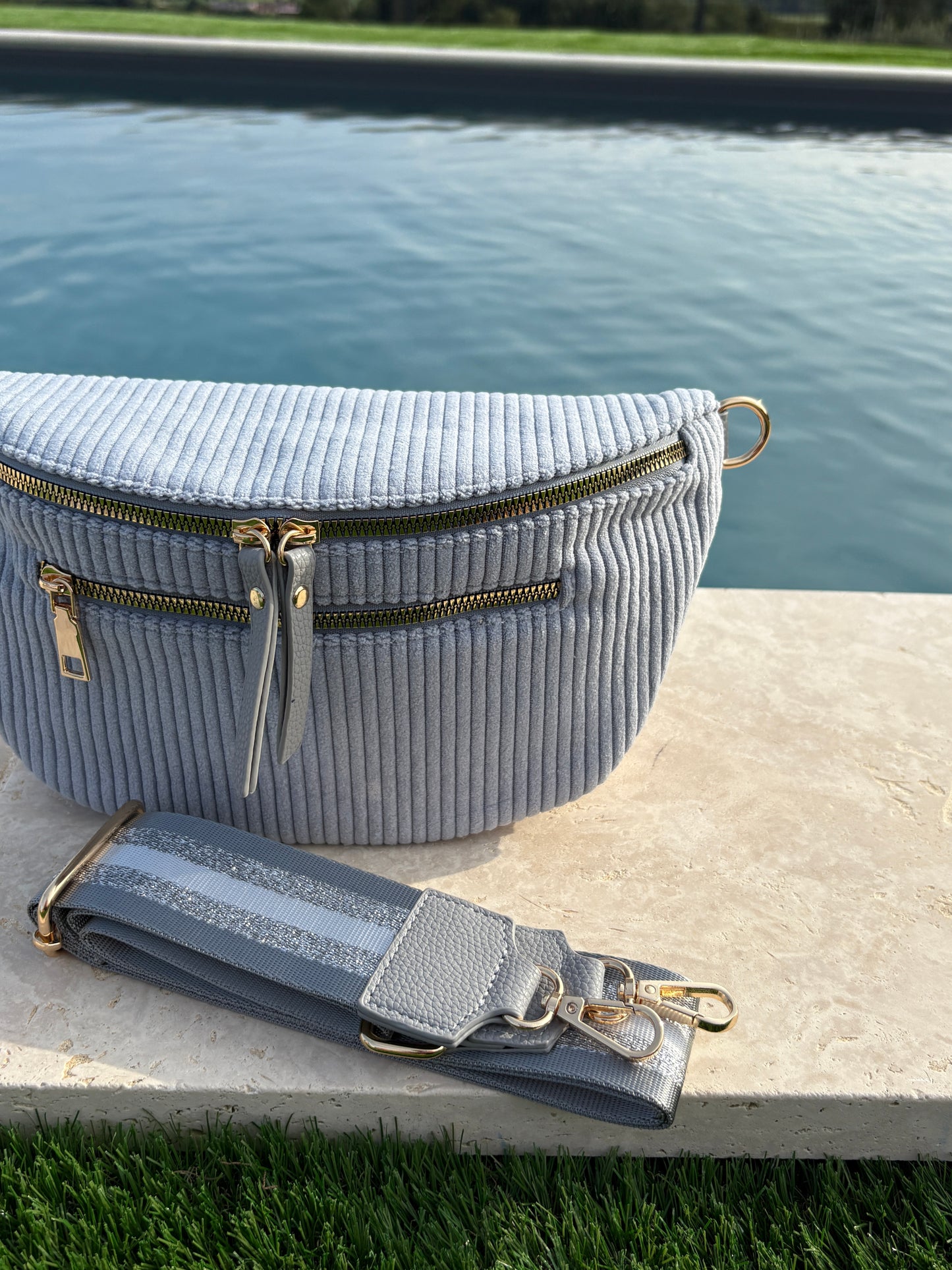 Sac banane XL velours côtelé 2 poches bleu ciel sangle fantaisie