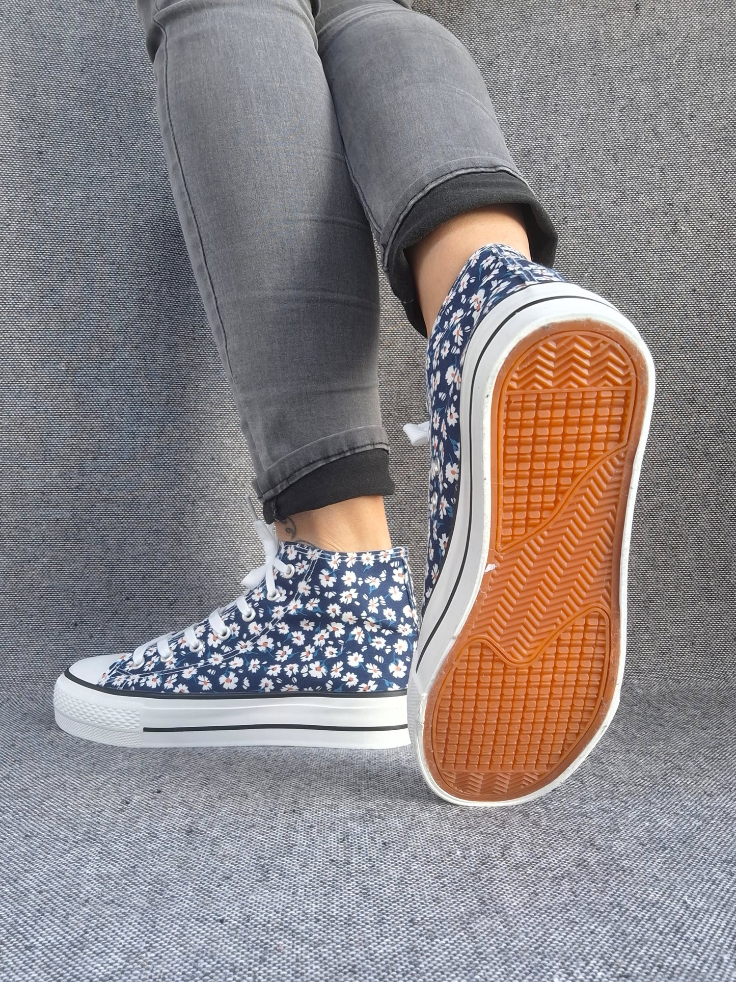 Chaussures baskets hautes motifs liberty fleurs bleu marine en tissu style converse