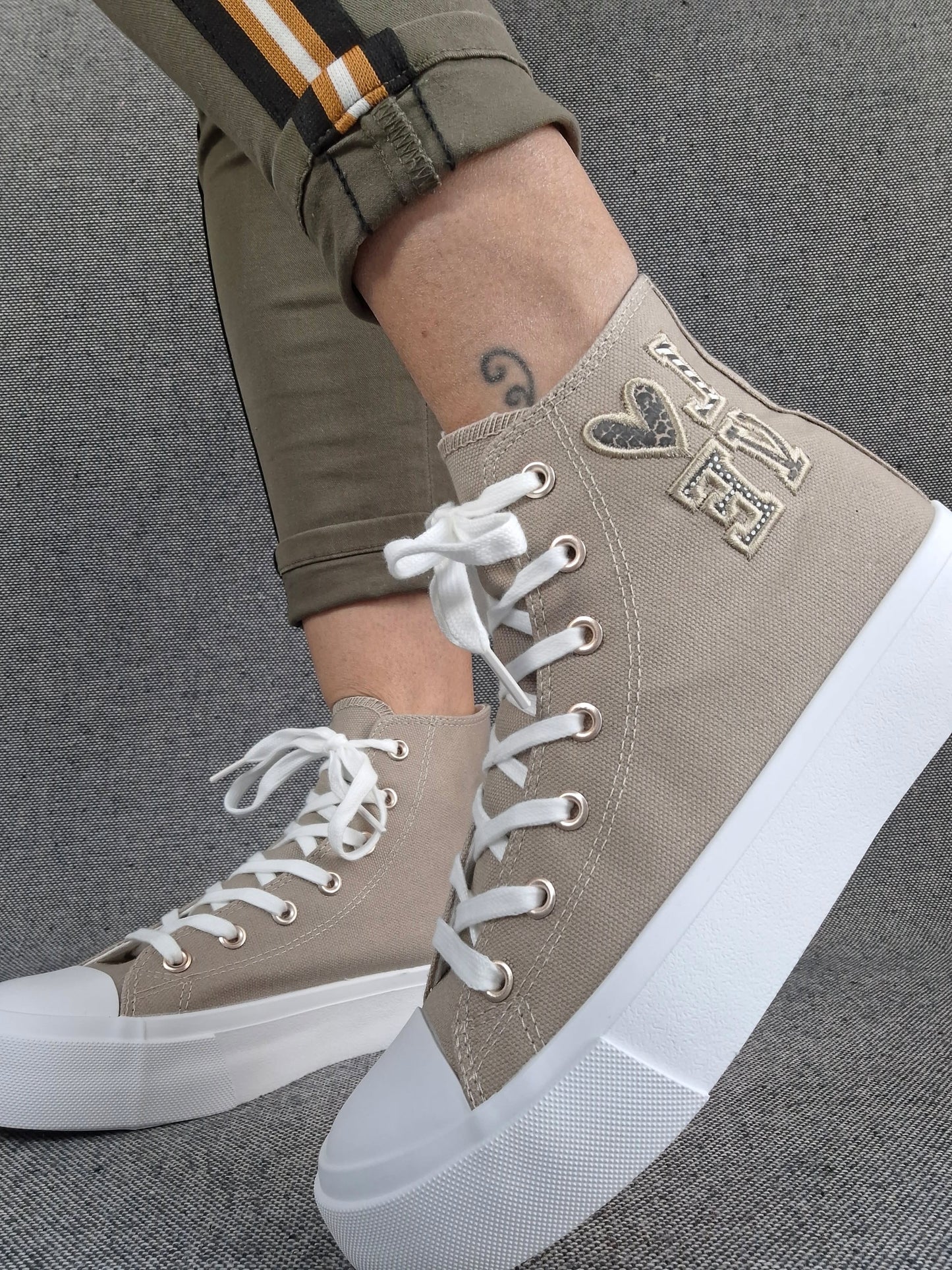 Chaussures baskets hautes tissu beige taupe blanc inscription "LOVE" style converse