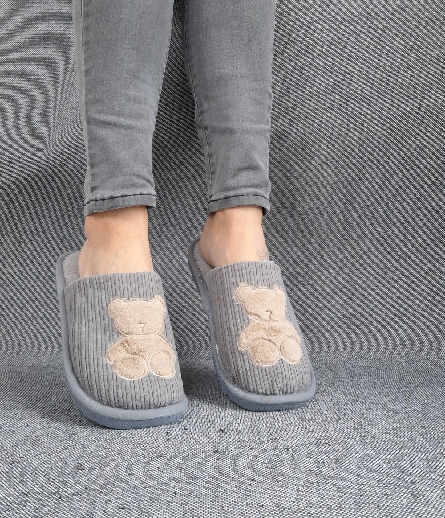 Chaussons fourrés gris en tissu avec motif ours beige
