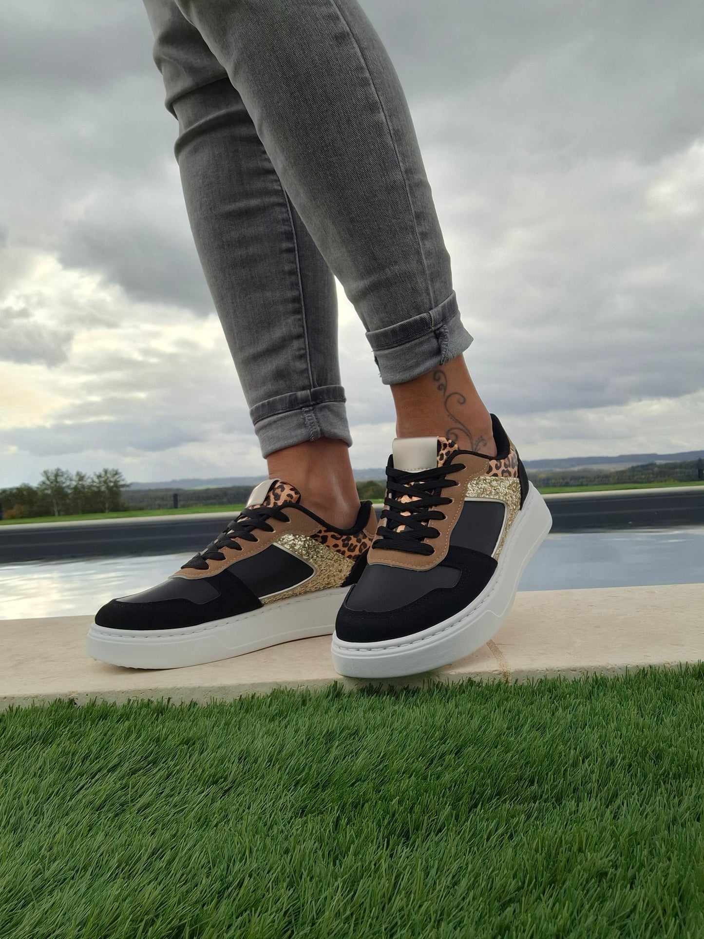 Chaussure baskets basses légèrement compensées noir léopard doré style sneakers