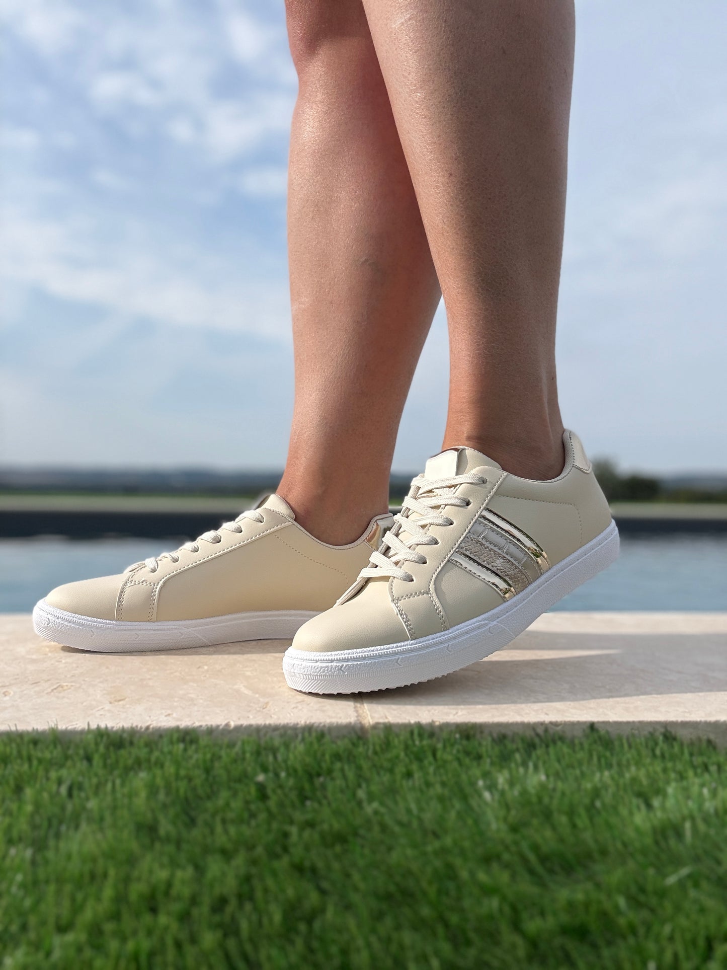 Chaussures baskets beige avec bandes dorées style sneakers