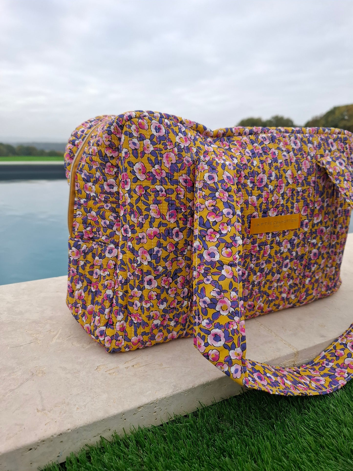 Sac week-end polochon en coton matelassé jaune liberty fleuris rose et violet
