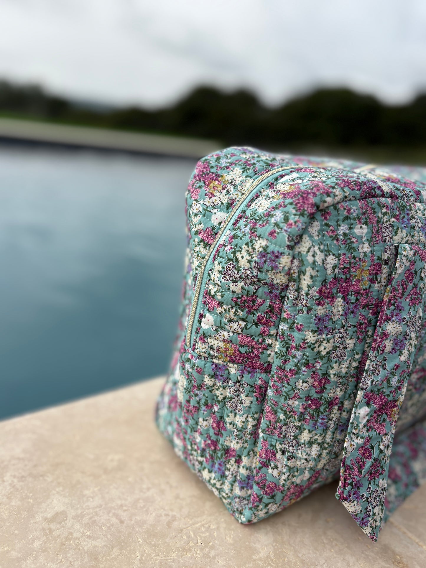 Sac week-end polochon en coton matelassé multicolore liberty fleuri rouge et blanc